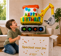Graafmachine Happy Birthday heliumballon van 78 cm komt uit een extra brede witte cadeauverzenddoos terwijl een jongen blij kijkt