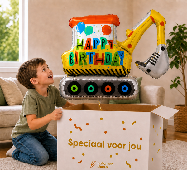 Graafmachine Happy Birthday heliumballon van 78 cm komt uit een extra brede witte cadeauverzenddoos terwijl een jongen blij kijkt