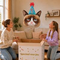 Grumpy Cat This Is My Party Face heliumballon van 74 cm zweeft uit een cadeaudoos bij moeder en dochter – Ballonnenshop.nl