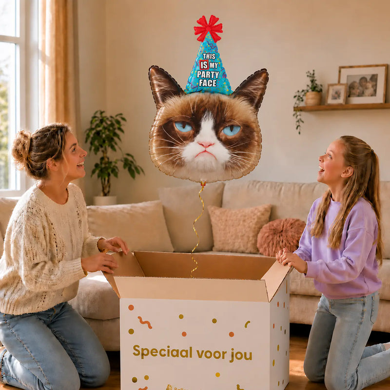 Grumpy Cat This Is My Party Face heliumballon van 74 cm zweeft uit een cadeaudoos bij moeder en dochter – Ballonnenshop.nl