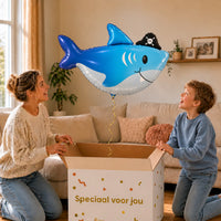 Haai Helium XL Ballon – uitpakmoment met moeder en jongetje in een warme woonkamer – Ballonnenshop.nl