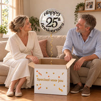 Uitpakmoment met Happy 25th Anniversary Ballon uit een cadeaudoos van Ballonnenshop.nl