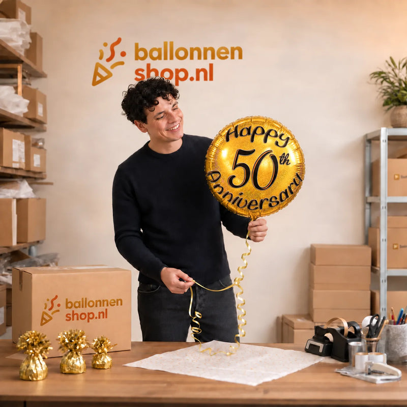 Jesse houdt de Happy 50th Anniversary Ballon vast in de warme werkplaats van Ballonnenshop.nl.