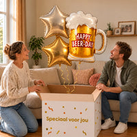 Happy Beer Day XL Trosje zweeft uit de Speciaal voor jou doos in een warme woonkamer, met de jarige op de bank