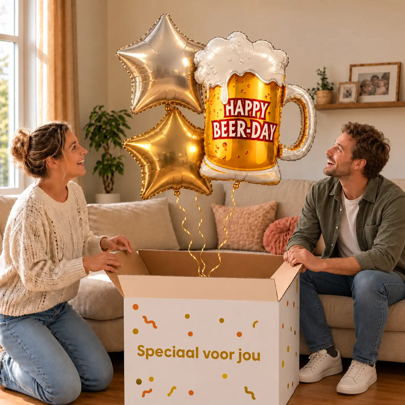 Happy Beer Day XL Trosje zweeft uit de Speciaal voor jou doos in een warme woonkamer, met de jarige op de bank