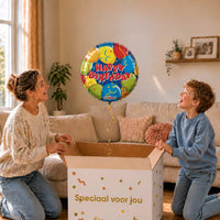 Happy Birthday heliumballon van 45 cm met gekleurde ballonopdruk boven een cadeaudoos bij moeder en jongen.