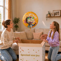 Happy Birthday Aap heliumballon van 46 cm met ananasbril bij een moeder en meisje.