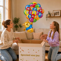 Happy Birthday Beer XL Ballon – uitpakmoment met moeder en meisje in een warme woonkamer – Ballonnenshop.nl