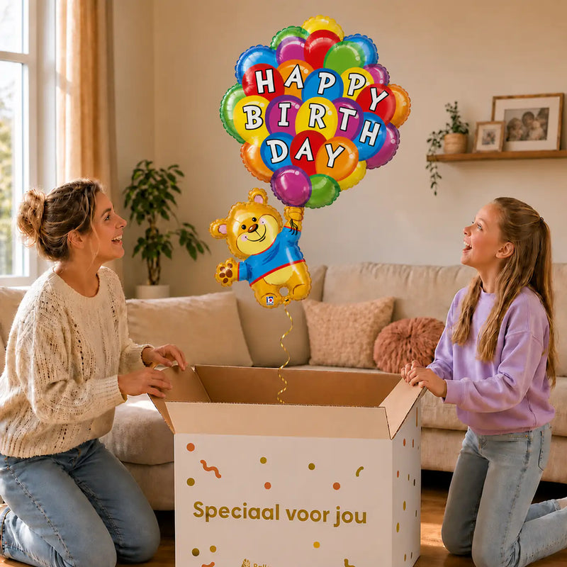 Happy Birthday Beer XL Ballon – uitpakmoment met moeder en meisje in een warme woonkamer – Ballonnenshop.nl