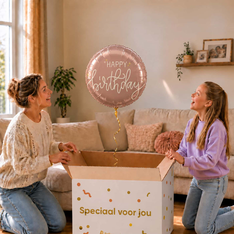 Happy Birthday Crème Rose heliumballon van 46 cm zweeft uit een cadeaudoos bij een moeder en meisje.