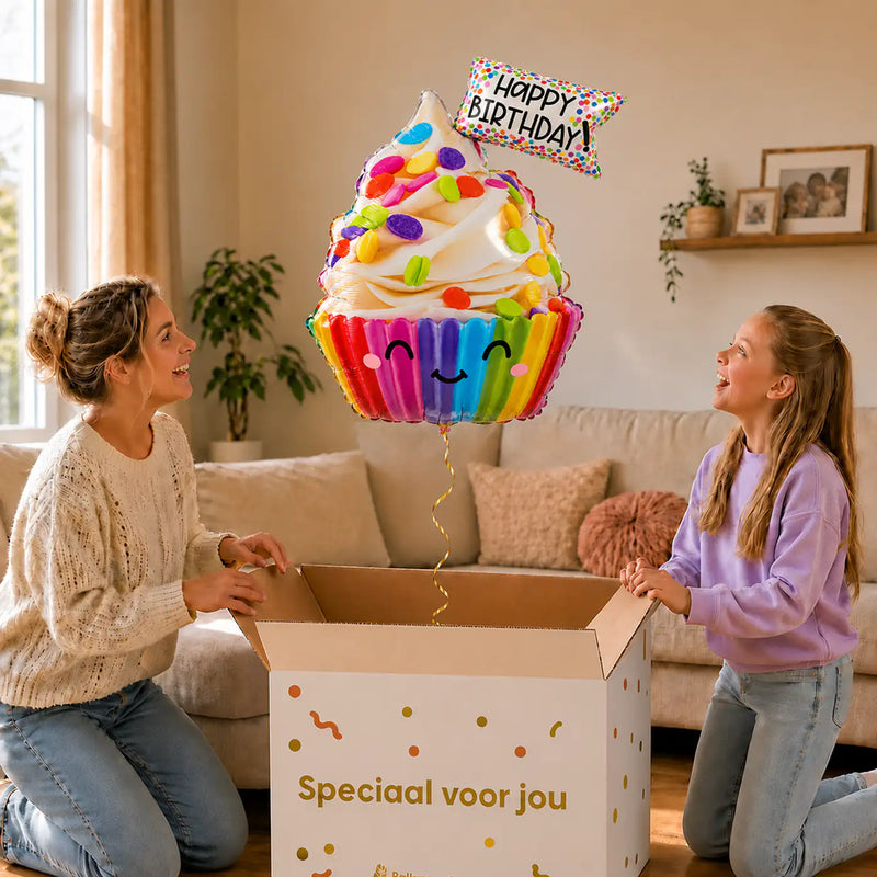 Happy Birthday Cupcake XL Ballon – uitpakmoment met moeder en meisje in een warme woonkamer – Ballonnenshop.nl