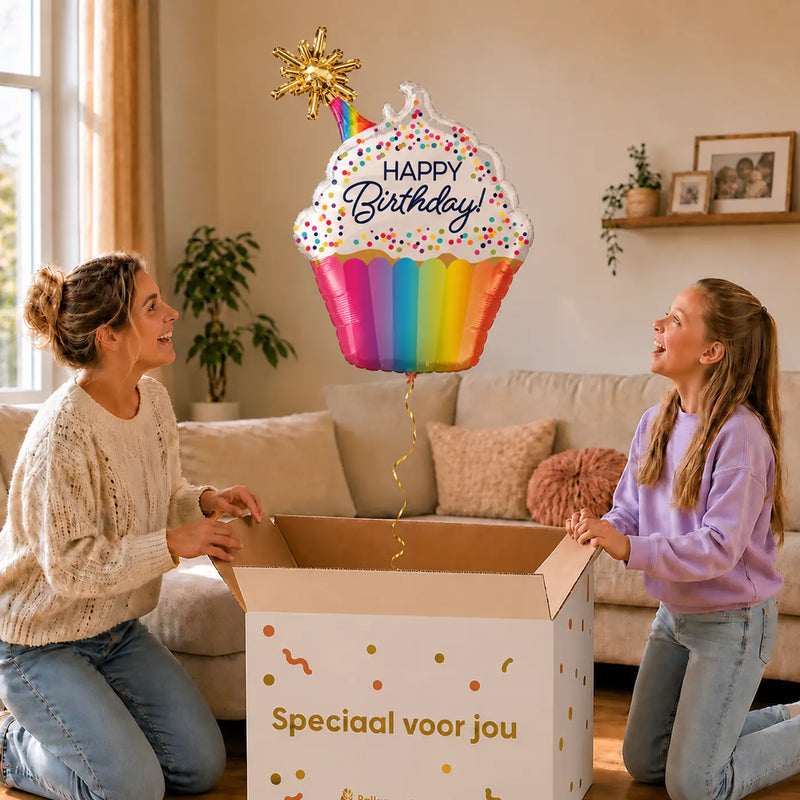 Happy Birthday Cupcake XL Ballon – uitpakmoment met moeder en meisje in een warme woonkamer – Ballonnenshop.nl