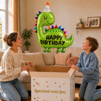 Happy Birthday Dino XL Ballon – uitpakmoment met moeder en jongetje in een warme woonkamer – Ballonnenshop.nl