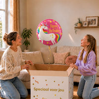 Happy Birthday Eenhoorn heliumballon van 46 cm in een warm uitpakmoment met moeder en meisje.