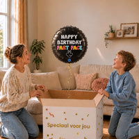 Happy Birthday Fart Face heliumballon van 45 cm zweeft uit een cadeaudoos bij moeder en jongen.