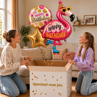 Happy Birthday Flamingo XL Trosje zweeft uit de Speciaal voor jou doos in een warme woonkamer