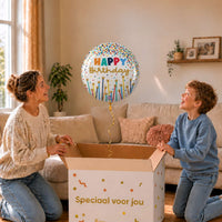 Happy Birthday Kaarsen heliumballon van 45 cm zweeft boven een cadeaudoos bij moeder en jongen.