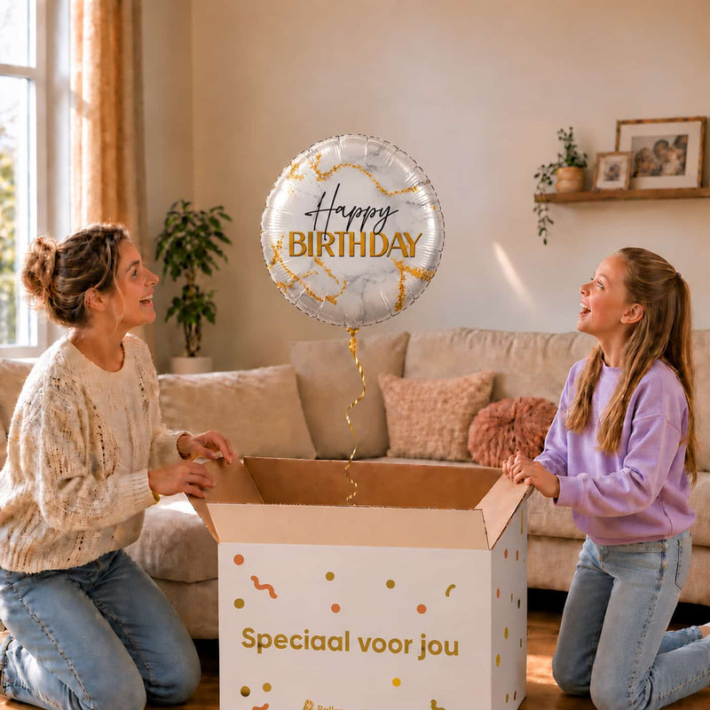 Happy Birthday Marmer Wit Goud heliumballon van 46 cm in een uitpakmoment met moeder en meisje.