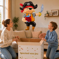 Happy Birthday Matey Piraat XL – uitpakmoment met moeder en jongetje in een warme woonkamer – Ballonnenshop.nl