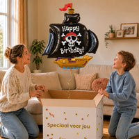 Happy Birthday Piratenschip XL – uitpakmoment met moeder en jongetje in een warme woonkamer – Ballonnenshop.nl