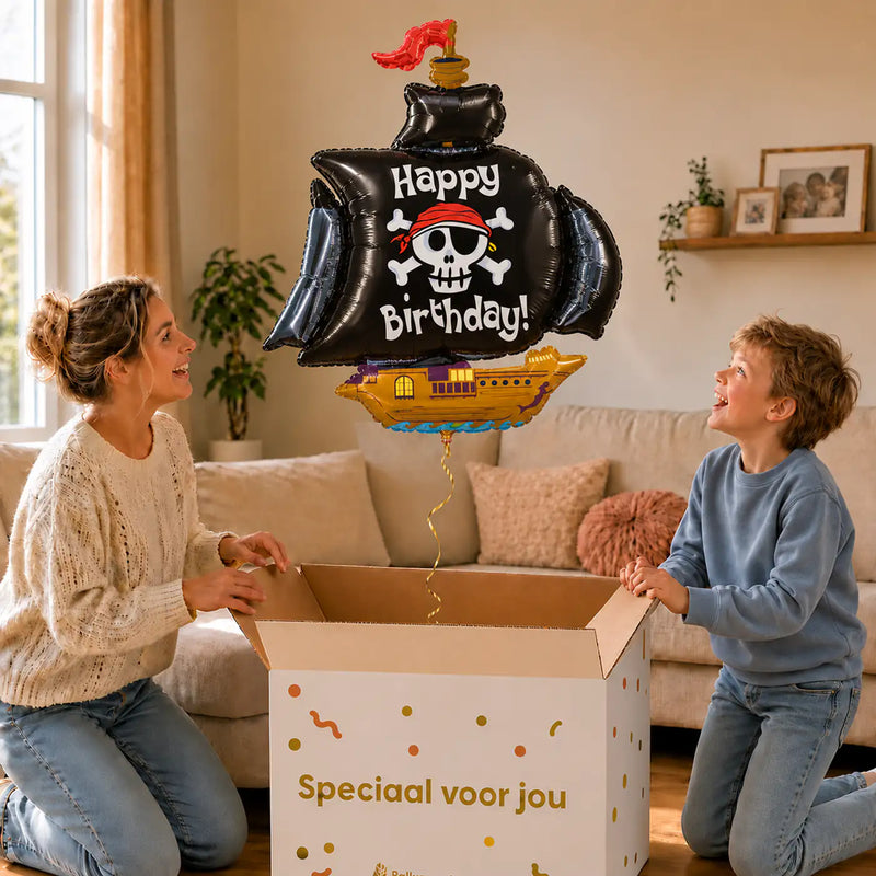 Happy Birthday Piratenschip XL – uitpakmoment met moeder en jongetje in een warme woonkamer – Ballonnenshop.nl