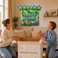 Happy Birthday Minecraft Ballon – uitpakmoment met moeder en jongetje in een warme woonkamer – Ballonnenshop.nl