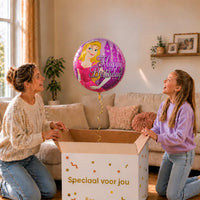 Happy Birthday Prinses heliumballon van 45 cm zweeft uit een cadeaudoos bij moeder en meisje.