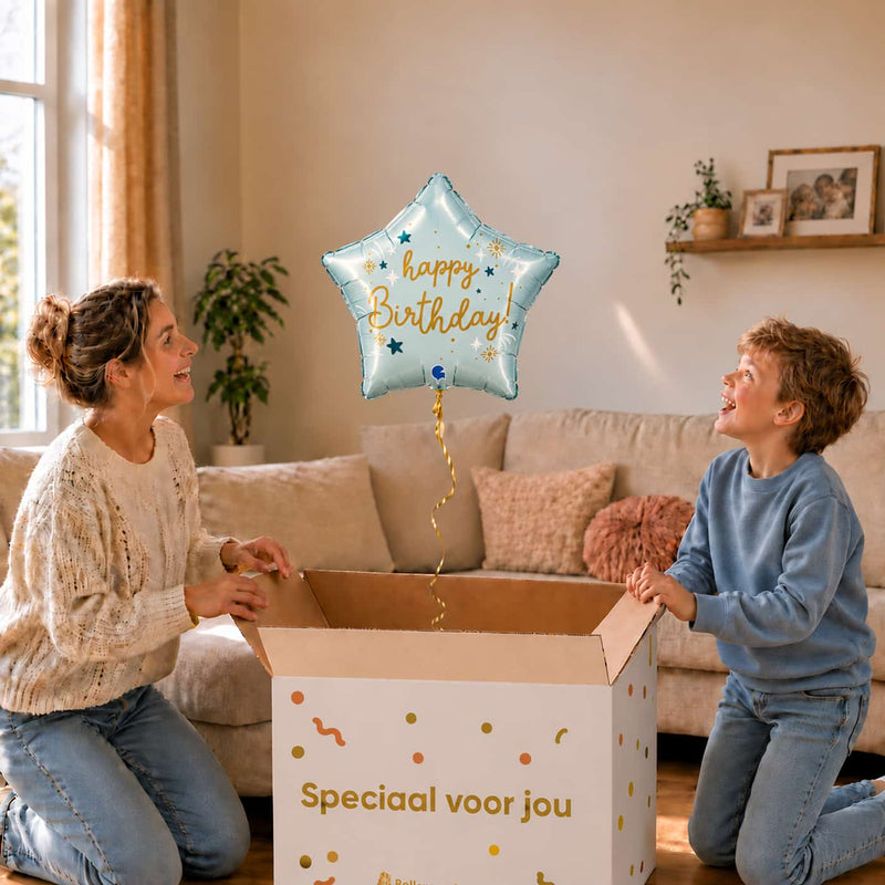 Moeder en jongen pakken een lichtblauwe Happy Birthday sterballon van 45 cm met gouden letters uit.