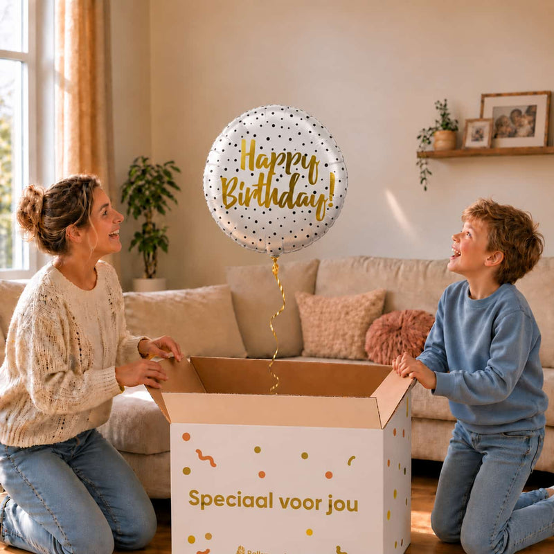 Happy Birthday Stippen Zwart heliumballon van 46 cm boven een cadeaudoos bij moeder en jongen.