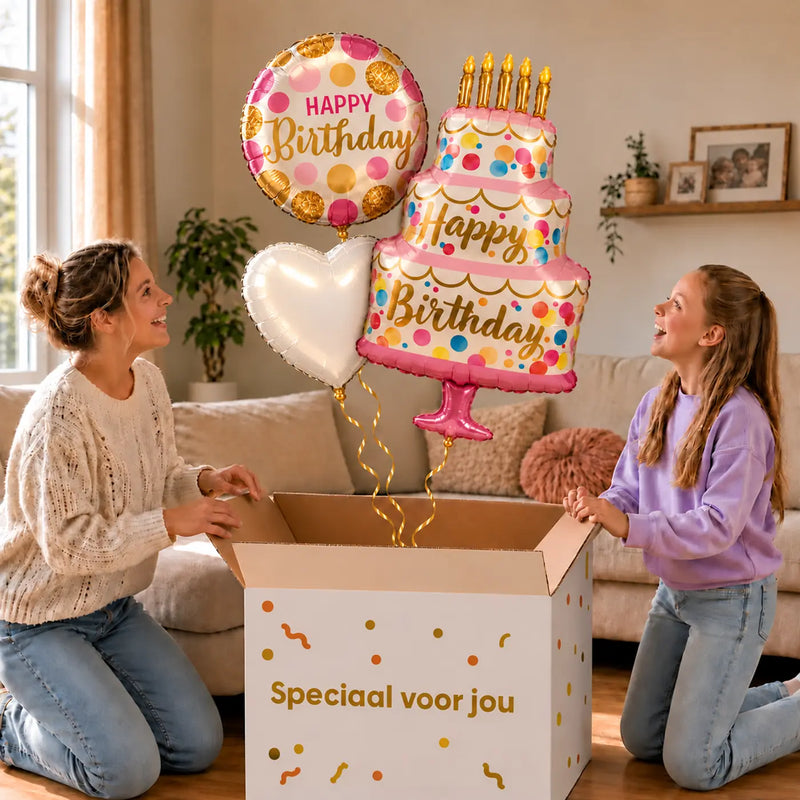 Happy Birthday Taart XL Trosje Roze zweeft uit de Speciaal voor jou doos in een warme woonkamer