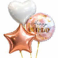 Happy Birthday Trosje Rose Goud/Wit/Marmer – heliumgevulde ballonnen met dunne gouden lintjes op een witte achtergrond