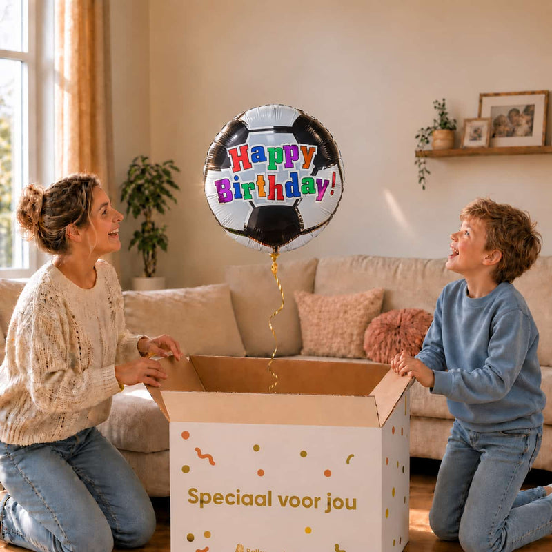 Happy Birthday Voetbal heliumballon van 45 cm in een uitpakmoment met moeder en jongen.