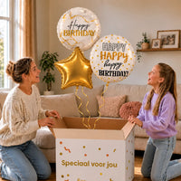 Happy Birthday Trosje: moeder en dochter pakken het heliumgevulde ballonnentrosje uit een Speciaal voor jou-doos, met natuurlijk gekrulde gouden linten.