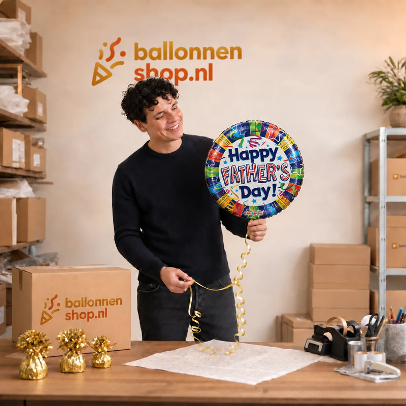 Jesse houdt de Happy Father's Day Helium Ballon vast in de warme werkplaats van Ballonnenshop.nl.