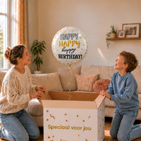 Happy Happy Happy Birthday heliumballon van 46 cm boven een cadeaudoos bij moeder en jongen.