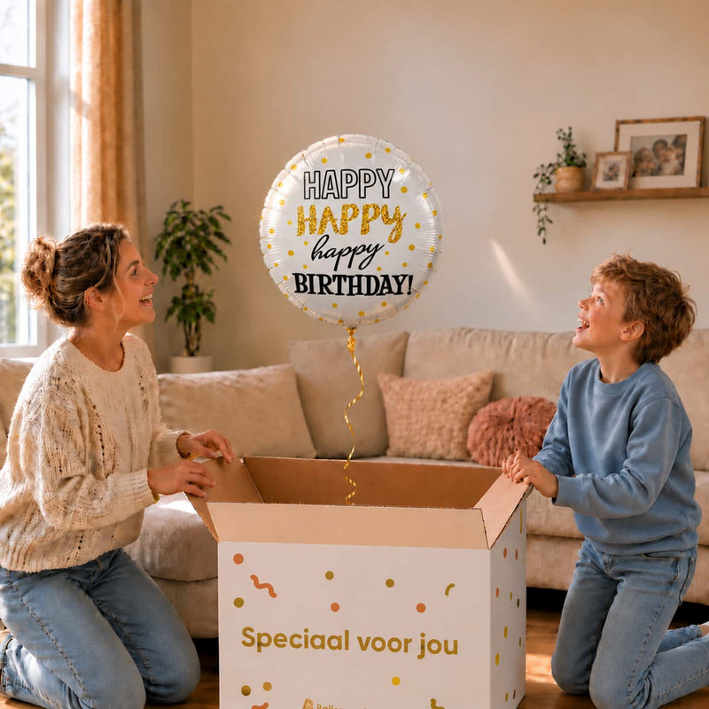 Happy Happy Happy Birthday heliumballon van 46 cm boven een cadeaudoos bij moeder en jongen.