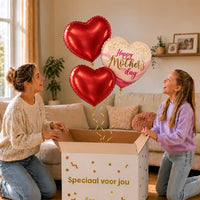 Mother's Day Pretty Pink Tros: moeder en dochter pakken het heliumgevulde ballonnentrosje uit een Speciaal voor jou-doos, met natuurlijk gekrulde gouden linten.