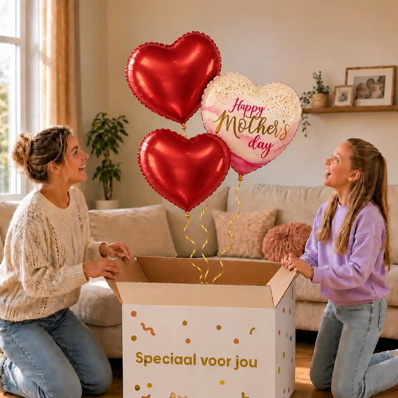 Mother's Day Pretty Pink Tros: moeder en dochter pakken het heliumgevulde ballonnentrosje uit een Speciaal voor jou-doos, met natuurlijk gekrulde gouden linten.