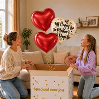 Happy Mother's Day Trosje: moeder en dochter pakken het heliumgevulde ballonnentrosje uit een Speciaal voor jou-doos, met natuurlijk gekrulde gouden linten.