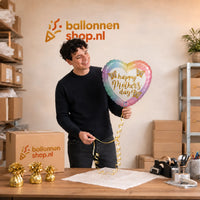 Jesse houdt de Happy Mother's Day Vlinders vast in de warme werkplaats van Ballonnenshop.nl.