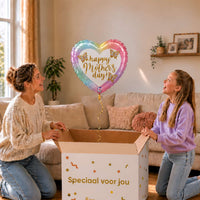 Moeder en meisje bekijken een hartvormige Happy Mother's Day heliumballon met vlinders en pastelrand boven de geopende cadeaudoos.