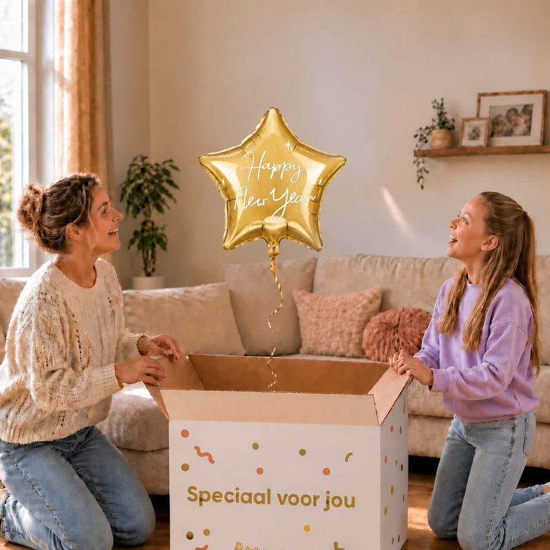 Gouden Happy New Year sterballon van 45 cm als verrassing bij een meisje en haar moeder.