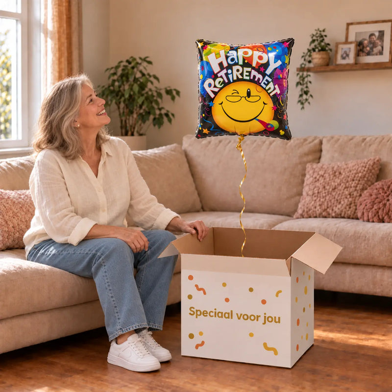 Uitpakmoment met Happy Retirement Helium Ballon uit een cadeaudoos van Ballonnenshop.nl