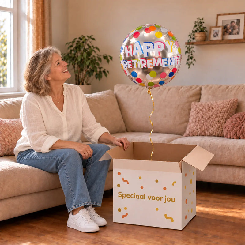 Uitpakmoment met Happy Retirement Ballon Gekleurd uit een cadeaudoos van Ballonnenshop.nl