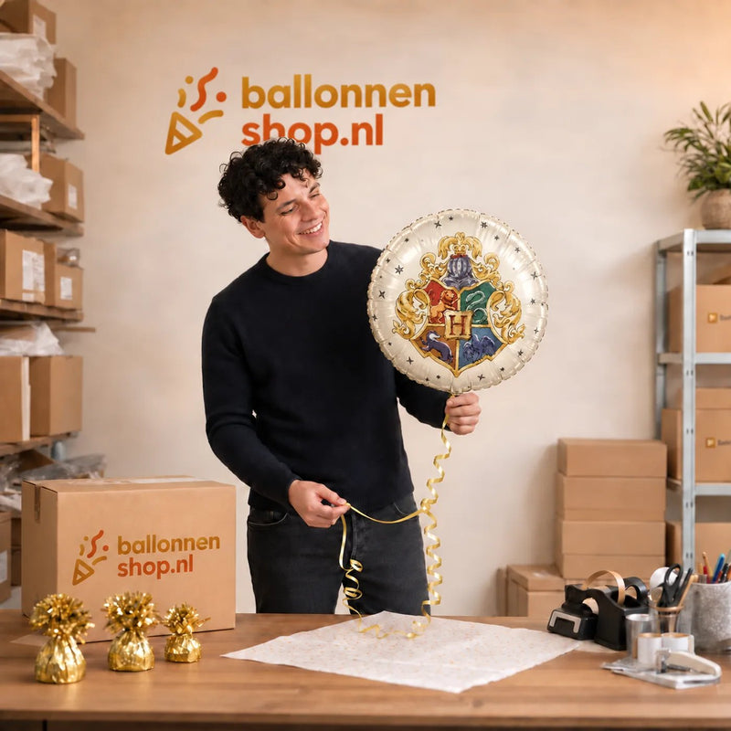 Jesse houdt de Harry Potter Helium Ballon vast in de warme werkplaats van Ballonnenshop.nl.