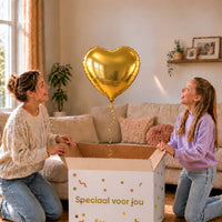 Gouden hartjesballon van 46 cm als verrassing voor een meisje, samen met haar moeder bij de cadeaudoos.