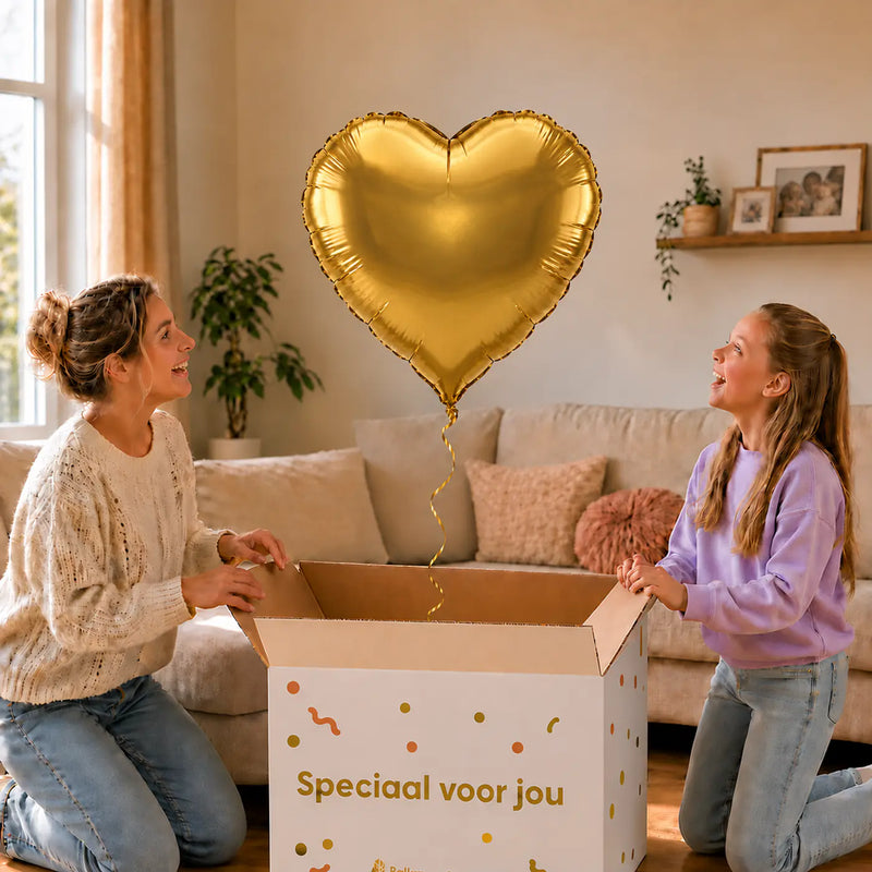 Grote Gouden Hartjes ballon – uitpakmoment met moeder en meisje in een warme woonkamer – Ballonnenshop.nl