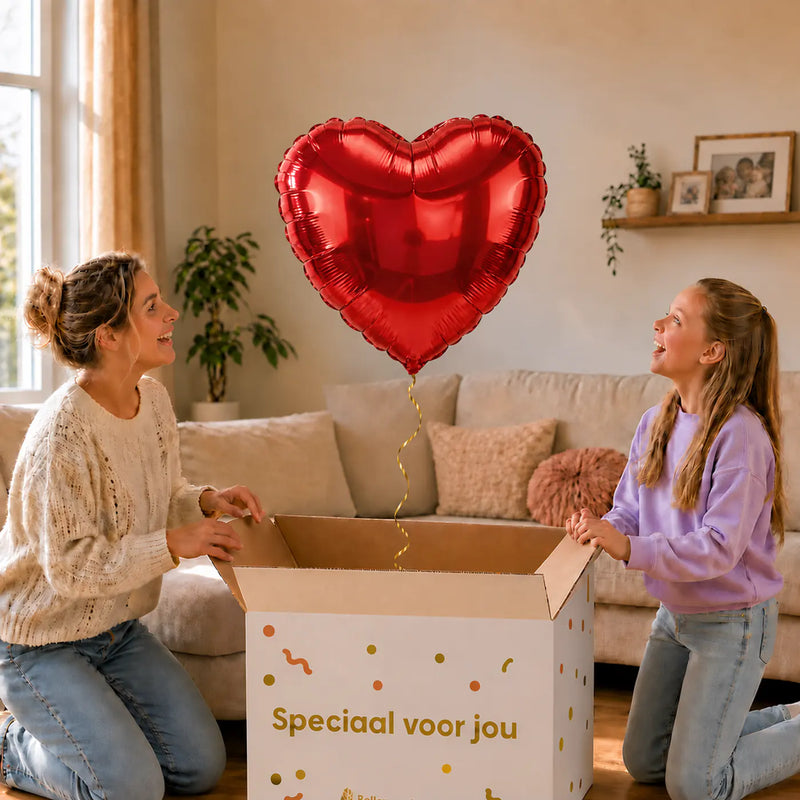 Mega Rood Hart helium ballon – uitpakmoment met moeder en meisje in een warme woonkamer – Ballonnenshop.nl