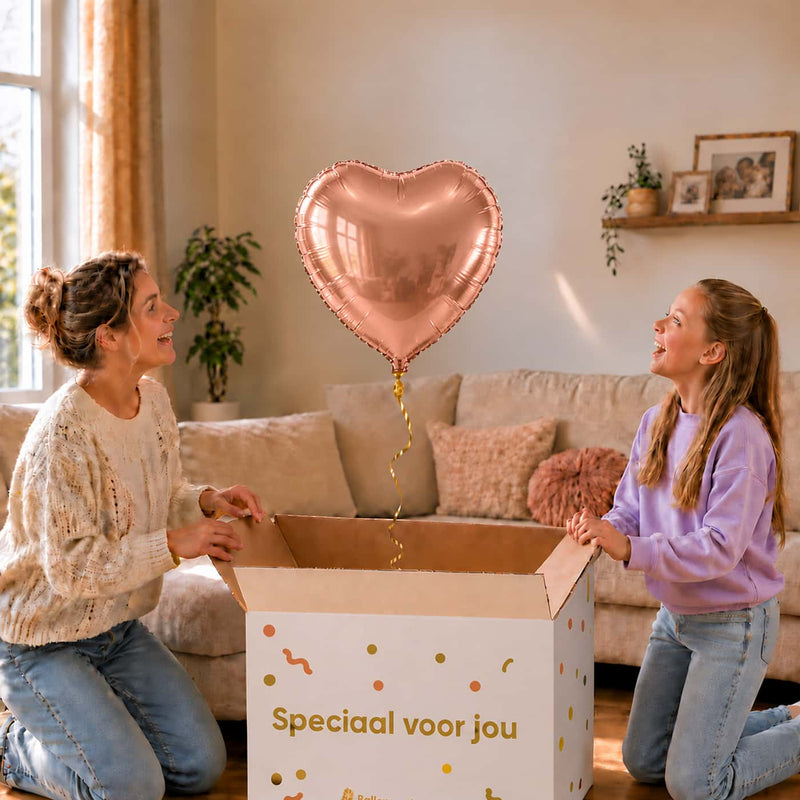 Moeder en meisje pakken een roségouden hartvormige heliumballon van 46 cm uit.