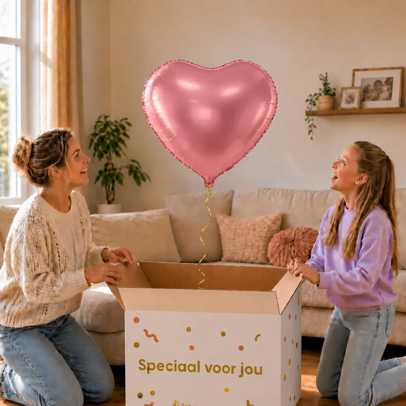 Hart Ballon Roze – 61 cm – uitpakmoment met moeder en meisje in een warme woonkamer – Ballonnenshop.nl